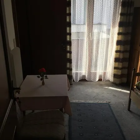 Δωμάτια σε οικογενειακή κατοικία Moises